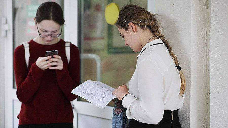 Российским школьникам запретили пользоваться смартфонами