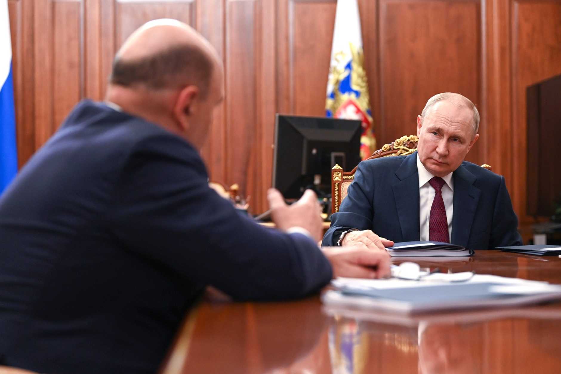 Теперь, когда вы знаете, сколько зарплаты получает президент россии в месяц, мы можем сравнить его доход с средней зарплатой в стране. максимальная возможная зарплата президента составляет 773 400 рублей.