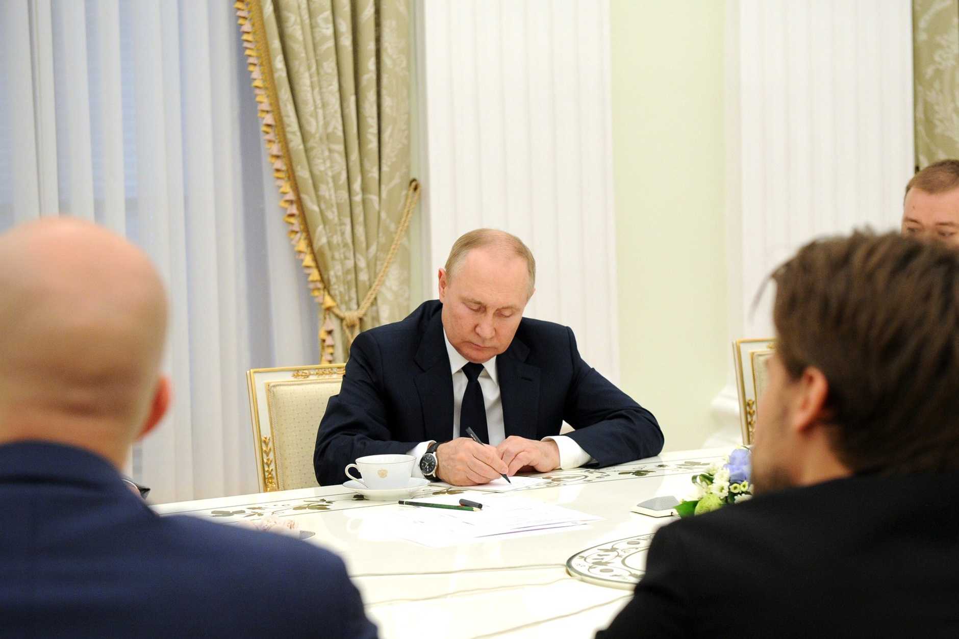 Владимир путин увеличил зарплату себе и дмитрию медведеву — иа «версия-саратов»